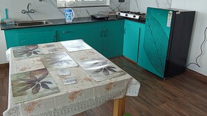 冷蔵庫、コンロ、調理器具と食器