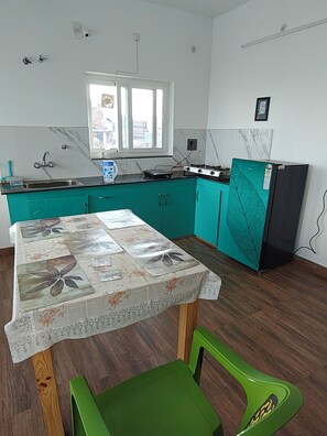 Kühlschrank, Herdplatte, Kochgeschirr/Geschirr/Besteck