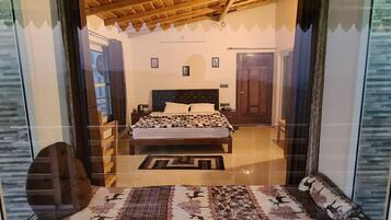 5 bedrooms, WiFi, bed sheets