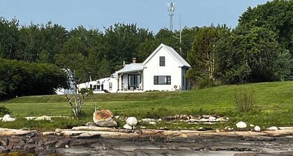 Ocean front home directly on Dyers Bay!