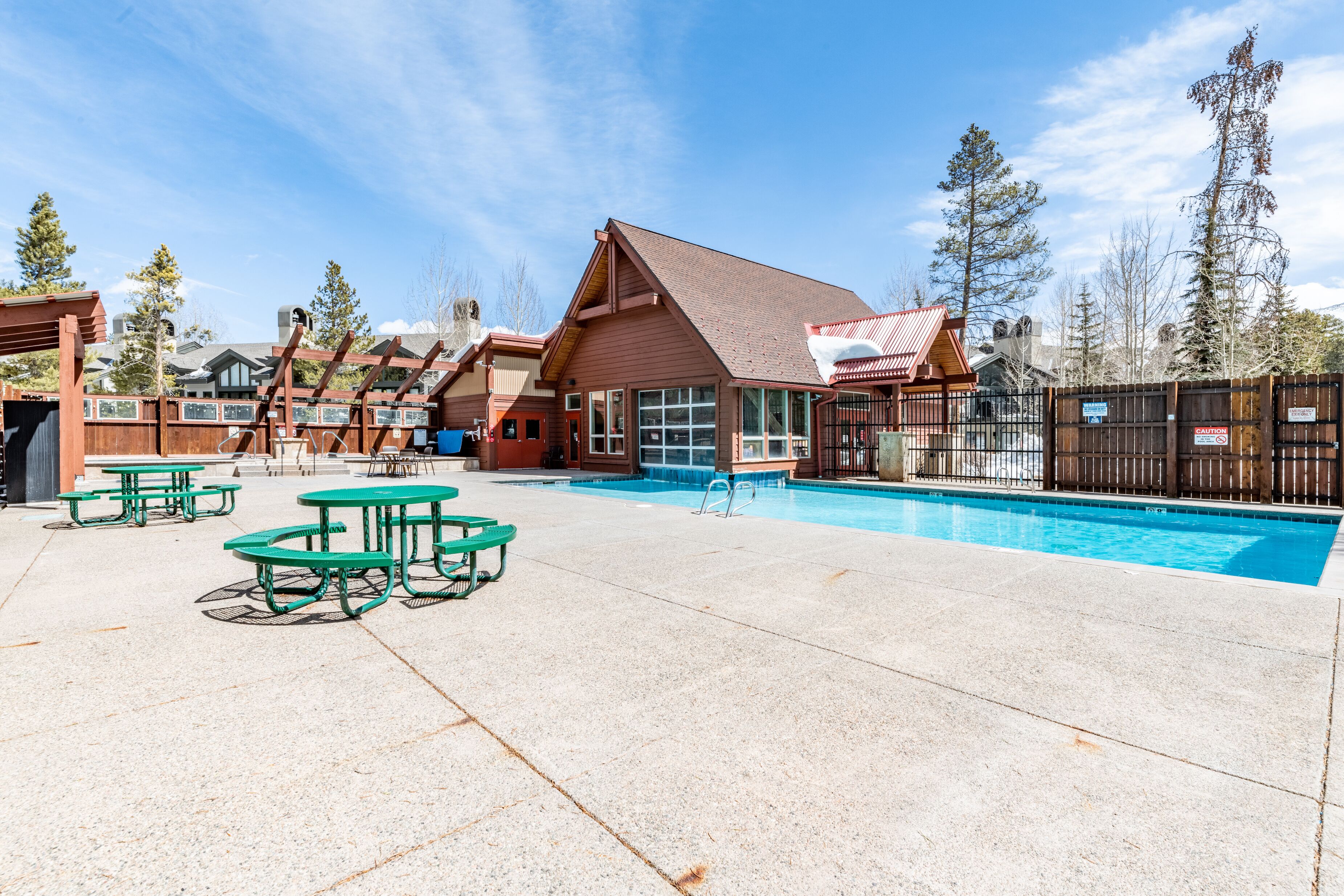 Alberca techada y alberca climatizada