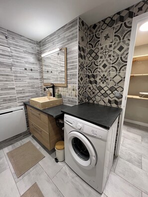 Dusche, Handtücher, Seife, Toilettenpapier