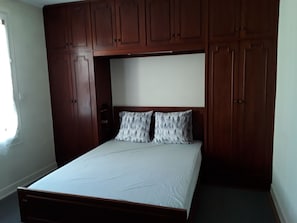 1 bedroom, bed sheets - Maison de Villes à Deux Minutes D'une Cité Commerciale et du bus 105 (Bondy)