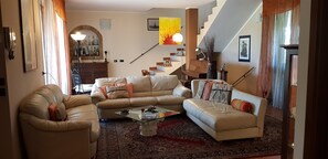 تلفزيون بشاشة مسطحة