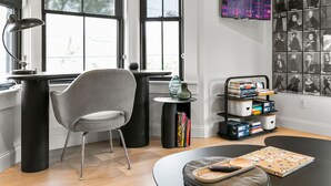 Una habitación moderna con escritorio, silla y estantería.