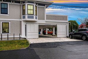Exterior - 🏳️‍🌈 Modern Elegant Condo in the Heart of Ptown 🚗 Free Parking ⚡ EV Charger (Provincetown)