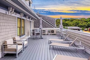 Outdoor dining - 🏳️‍🌈 Modern Elegant Condo in the Heart of Ptown 🚗 Free Parking ⚡ EV Charger (Provincetown)
