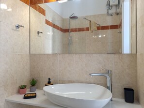 Dusche, Haartrockner, Handtücher