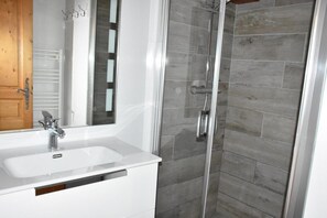 Shower - 200m from resort center, 1st floor, terrace, tv, ski locker, 100m², Champagny-en-Vanoise (Champagny-en-Vanoise)