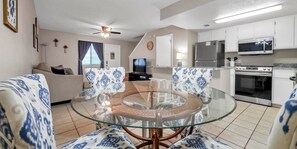 Interior - Seas th Day 167-Sleeps 6-End unit (Panama City Beach)