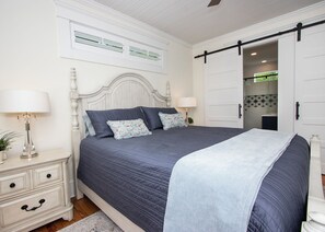 4 bedrooms, desk, WiFi, bed sheets