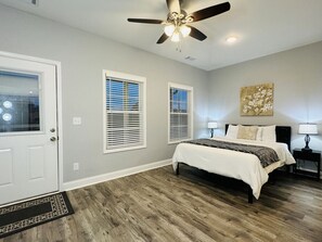 4 bedrooms, desk, iron/ironing board, free WiFi - Luxury Medical District Home, EV Charger, Gated #9 (Augusta)