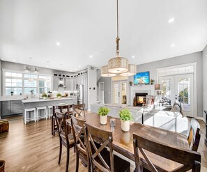 Dining - Beachwalk Set Sail! Luxury Home Open Floor Concept Large Outdoor Area (Long Beach)