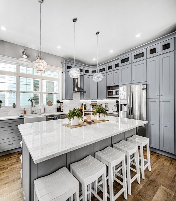 Fridge, microwave, oven, stovetop - Beachwalk Set Sail! Luxury Home Open Floor Concept Large Outdoor Area (Long Beach)