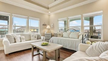 House, 2 Bedrooms | Living area | Smart TV, streaming services