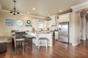 House, 2 Bedrooms | Private kitchen | Fridge, coffee/tea maker