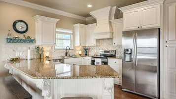 House, 2 Bedrooms | Private kitchen | Fridge, coffee/tea maker