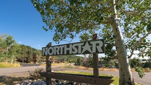 Un letrero de madera con la palabra 'NORTHSTAR' y un símbolo de cima de montaña.