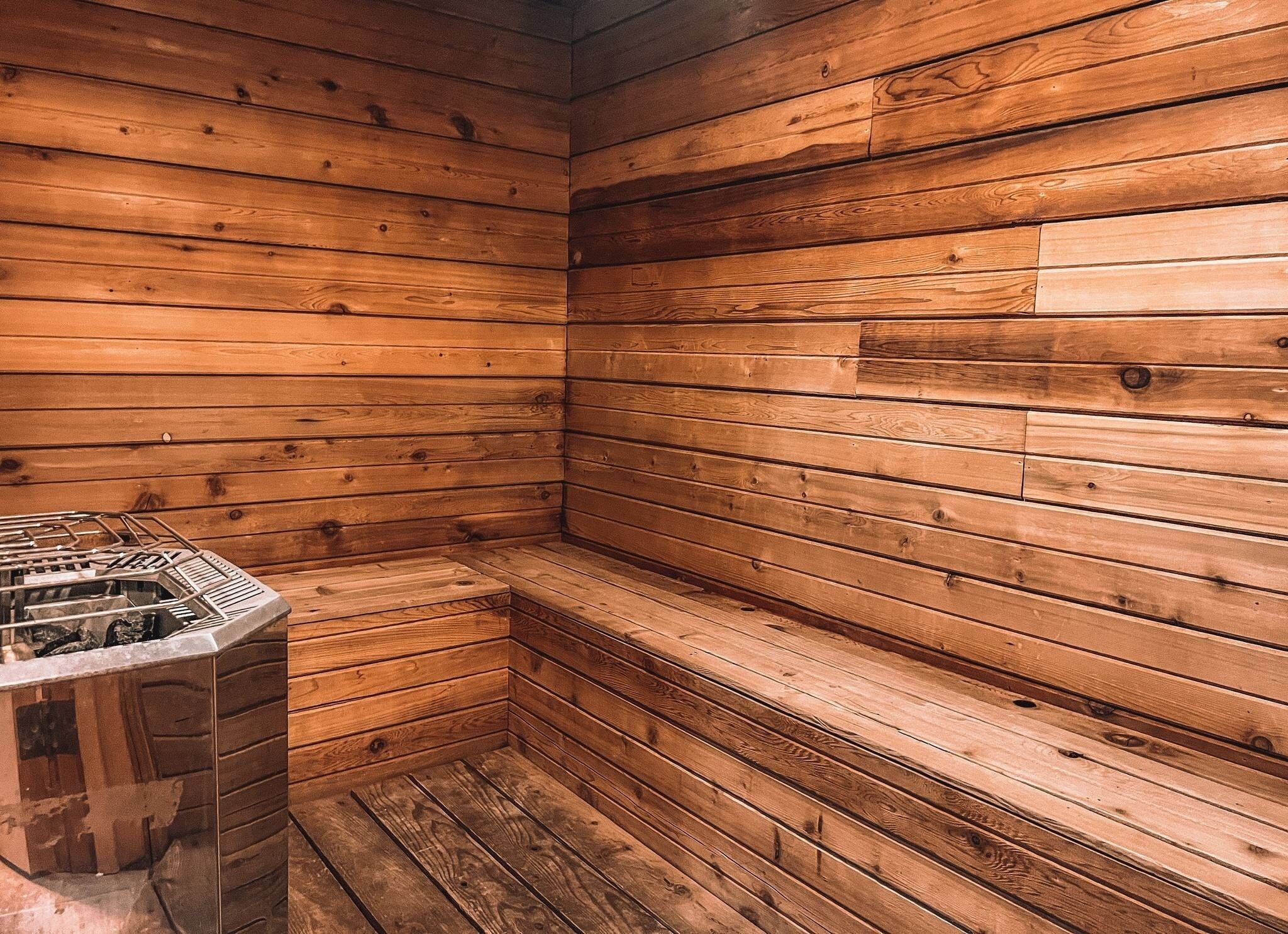 Eine Sauna mit Holzwänden und -bänken.
