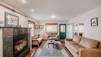 Cabin, 3 Bedrooms | Living area