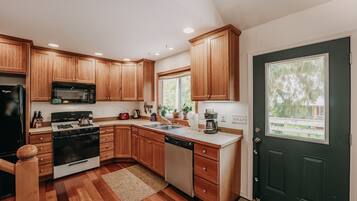 Cabin, 3 Bedrooms | Private kitchen | Fridge, oven, coffee/tea maker, toaster