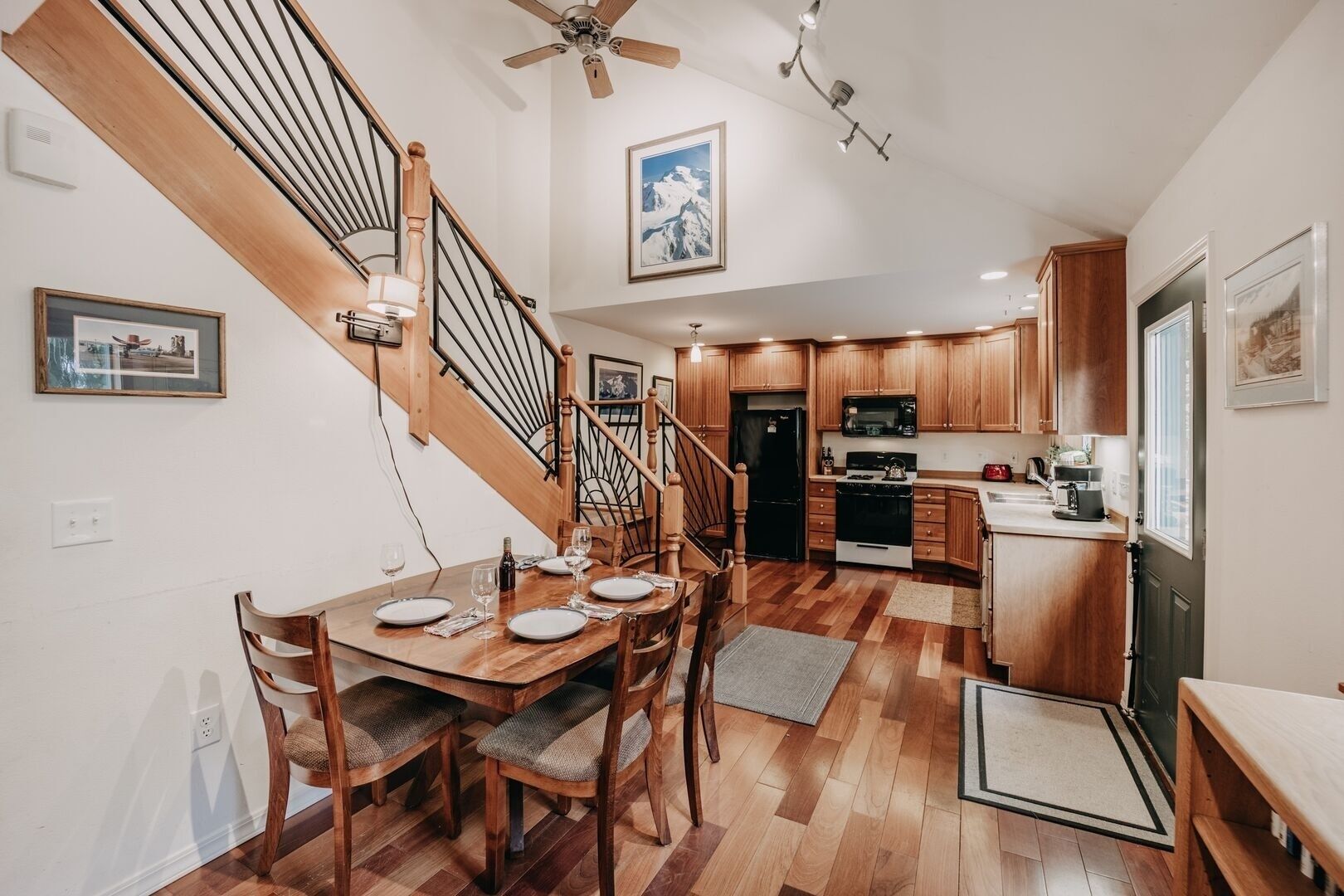 Cabin, 3 Bedrooms | Dining