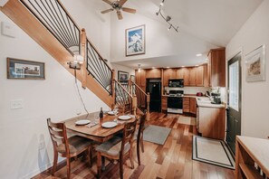 Dining - 77mbr - Wi-fi - Fireplace - Pets Ok - Bbq 3 Bedroom Cabin by RedAwning (Deming)