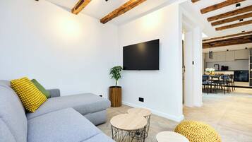 Comfort Apartment | Living room | Flat-screen TV