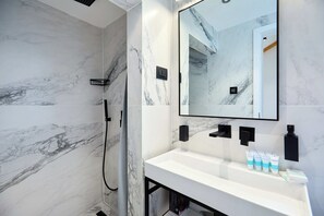 Căn hộ tiện nghi đơn giản | Phòng tắm | Máy sấy tóc, khăn tắm, xà phòng, giấy vệ sinh 