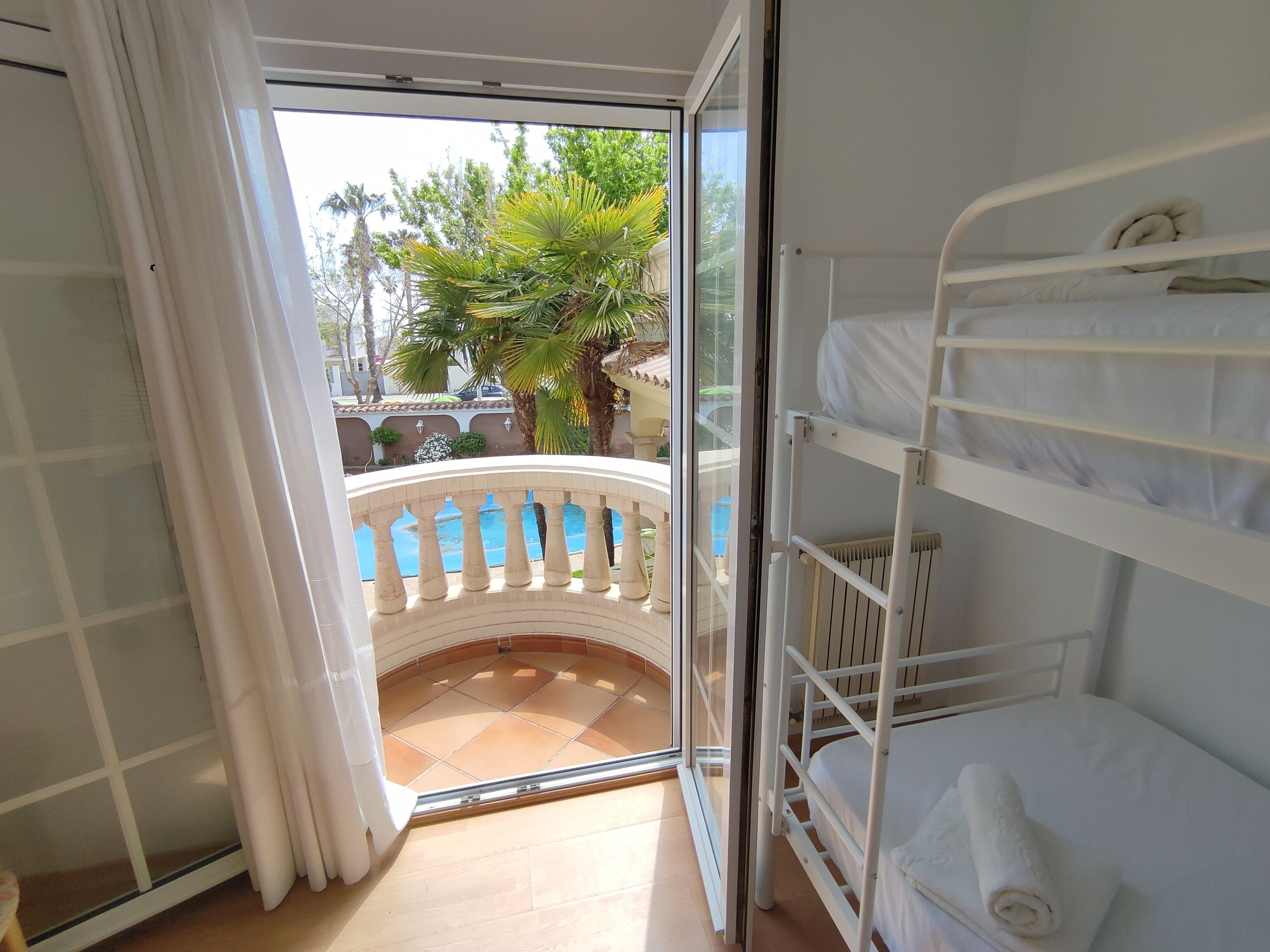 6 bedrooms, desk, iron/ironing board, free WiFi