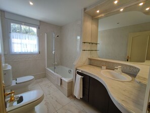 Secadora de cabello, toallas, jabón, papel de baño 