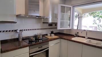 Frigorífico, microondas, horno y lavavajillas