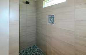 Shower, towels, soap, shampoo - Hundred Mullet Hotel- New Home Near Foley  (Foley)