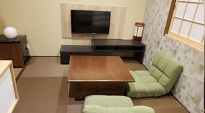 Habitació superior, futon japonès, no fumadors, bany privat | 1 dormitori, escriptori i espai de treball apte per a portàtils 