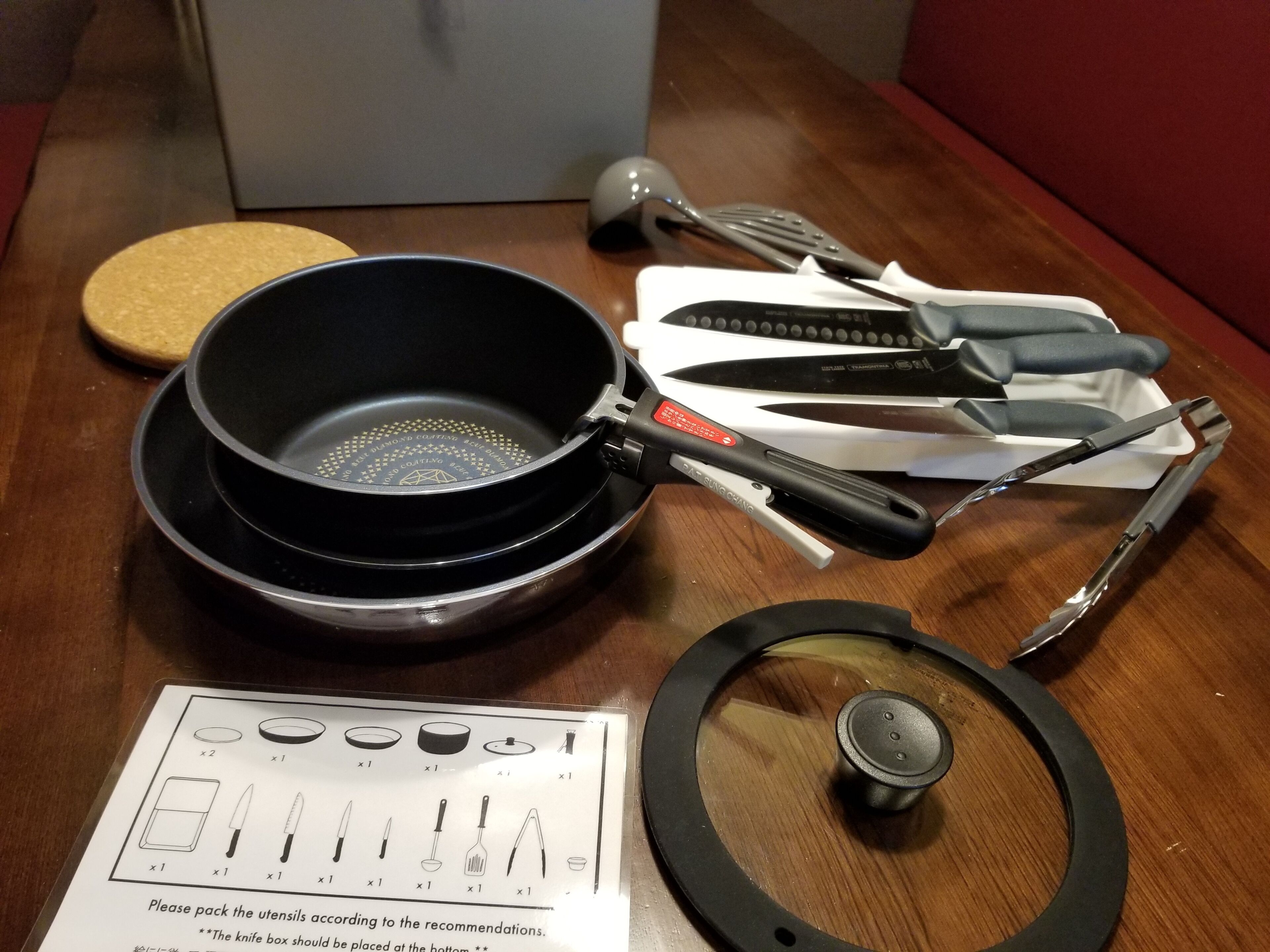 Una cocina equipada con una sartén, espátula y un bloque para cuchillos.