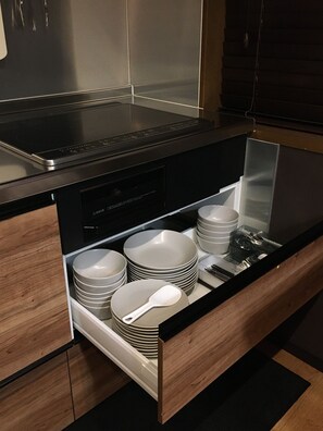 Fridge, microwave, oven, stovetop - My Home Inn Izumisano (Izumisano)