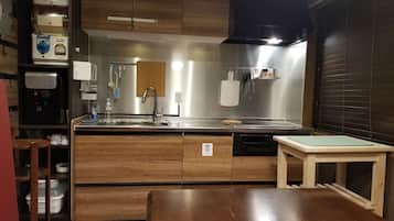 Lemari es, microwave, oven, dan kompor