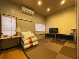 Standard Room, Japanese Futon, Non Smoking, Private Bathroom | Desk, laptop workspace, soundproofing, iron/ironing board