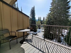 Outdoor dining - Chalet 92 at the Official Collins Lake Resort (Government Camp)