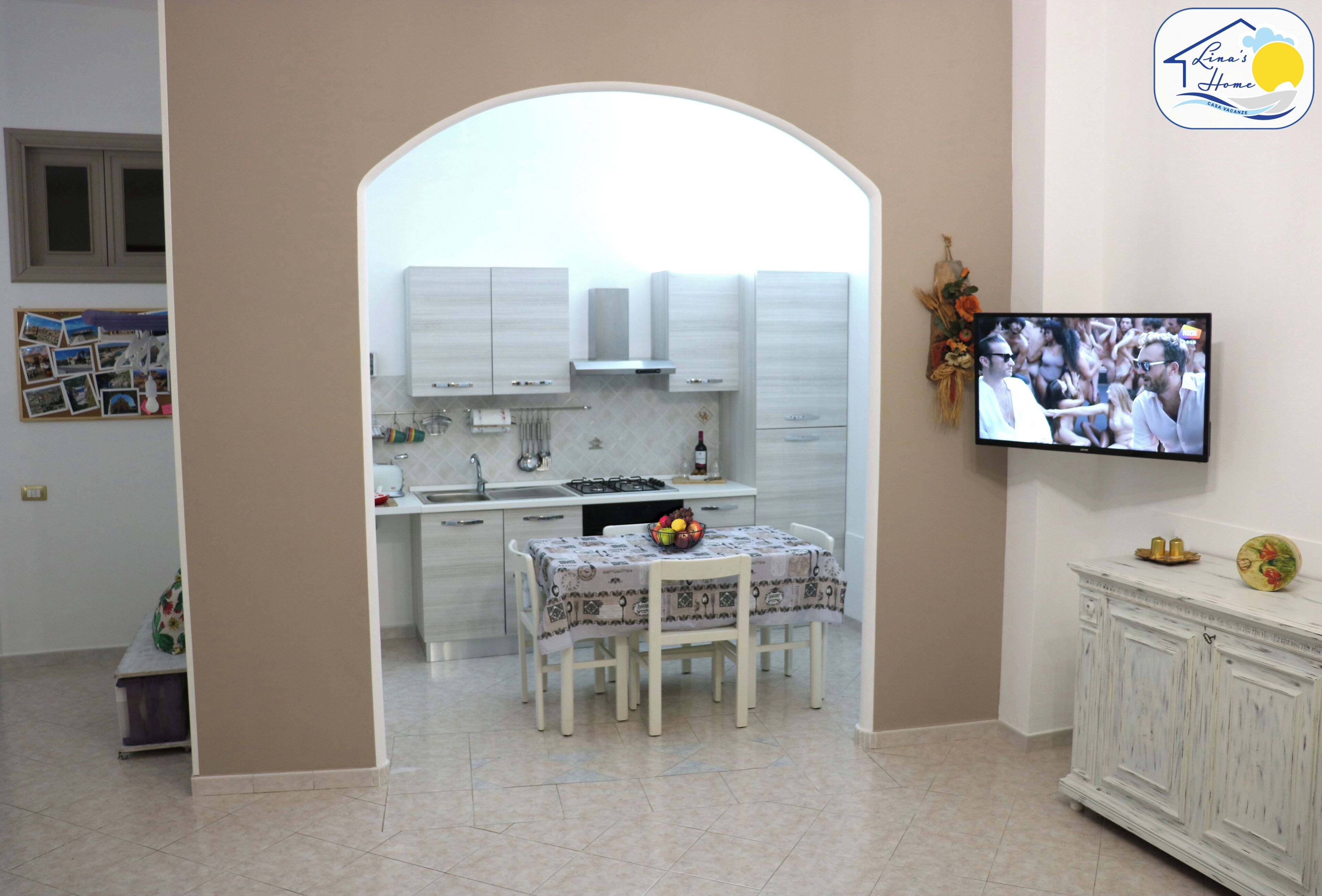 Kühlschrank, Ofen, Herdplatte, Wasserkocher mit Kaffee-/Teezubehör