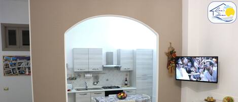 Kühlschrank, Ofen, Herdplatte, Wasserkocher mit Kaffee-/Teezubehör