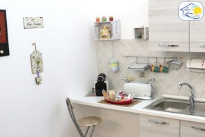 Fridge, oven, stovetop, coffee/tea maker