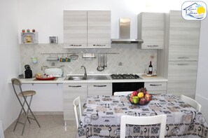 Kühlschrank, Ofen, Herdplatte, Wasserkocher mit Kaffee-/Teezubehör