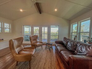 Smart-TV, Bücher, Stereoanlage