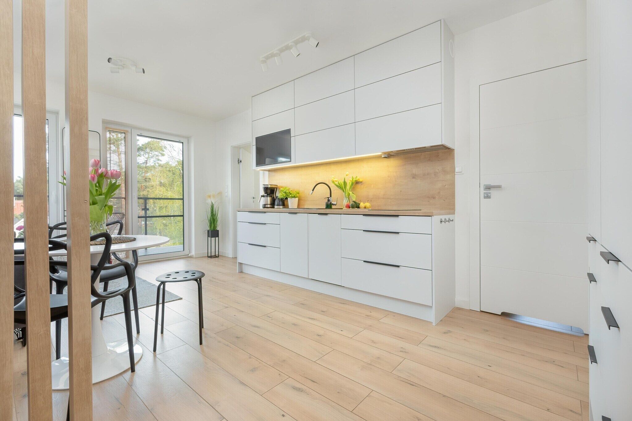 Een koelkast, een kookplaat, een vaatwasser