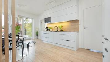 Een koelkast, een kookplaat, een vaatwasser