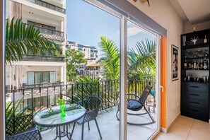 Dining - Casa Elizabeth Taylor | Rooftop Pool & Gym (Puerto Vallarta)