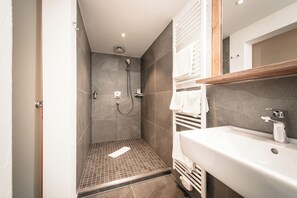 Basic Double Room | Bathroom