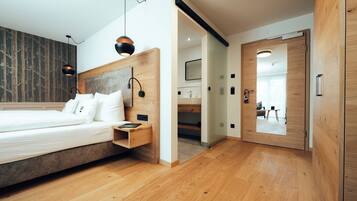 Executive-Doppelzimmer | Individuell dekoriert, individuell eingerichtet, Schreibtisch