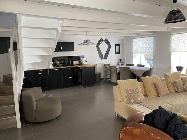 TV, books - Maison de Caractère (Longueville)